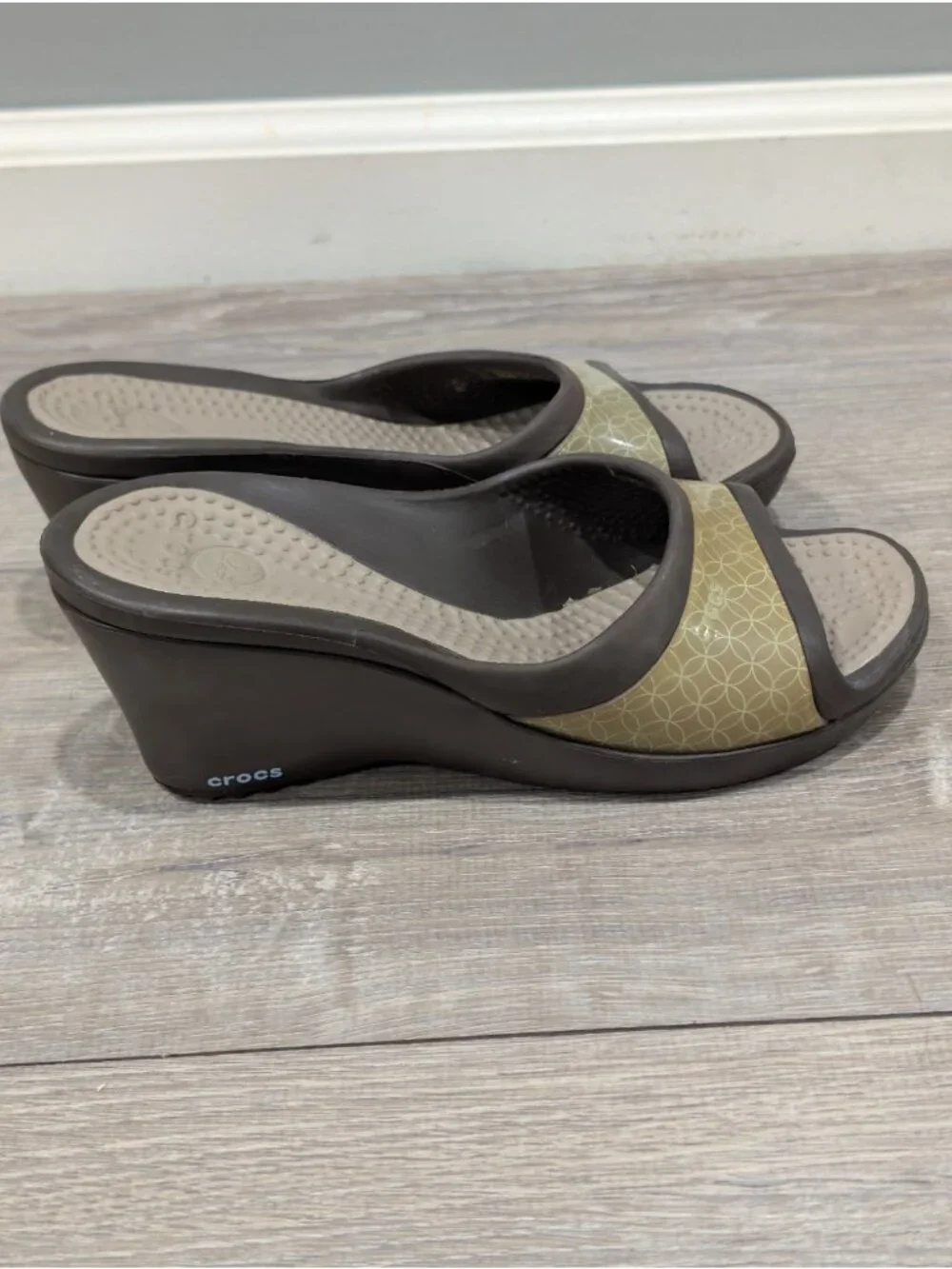 Crocs Womens Sassari Green Brown Slip On Wedge Heel Comfort Sandal Open Toe Sz 6